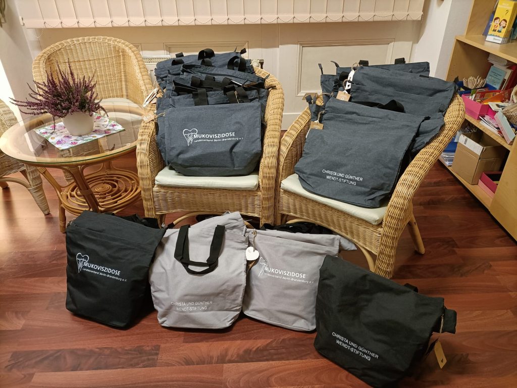 Ein Foto von gepackten Taschen, die auf dem Boden und auf Stühlen stehen