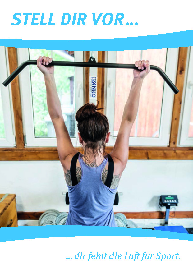 Wir sehen eine Frau von hinten, sie sitzt an einem Fitnessgerät und hat ihre Hände über dem Kopf an einer Zugstange. Darüber steht "Stell dir vor..." und darunter "... dir fehlt die Luft für Sport."