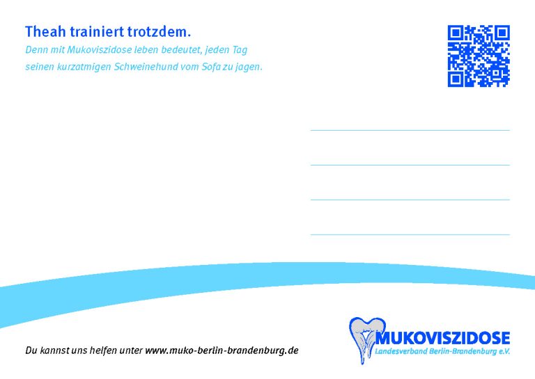 Oben links ein Textblock: Thea trainiert trotzdem gern. Denn mit Mukoviszidose leben bedeutet, jeden Tag seinen kurzatmigen Schweinehund vom Sofa zu jagen. Oben rechts ein QR-Code. Unten die Nachricht "Du kannst uns helfen unter www.muko-berlin-brandenburg.de" und das Logo des Landesverbands.