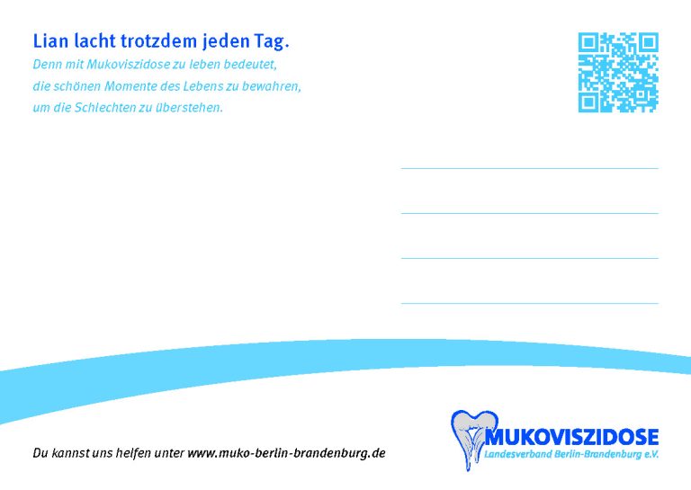 Oben links ein Textblock: Lian lacht trotzdem jeden Tag. Denn mit Mukoviszidose zu leben bedeutet, die schönen Momente des Lebens zu bewahren, um die Schlechten zu überstehen. Oben rechts ein QR-Code. Unten die Nachricht "Du kannst uns helfen unter www.muko-berlin-brandenburg.de" und das Logo des Landesverbands.